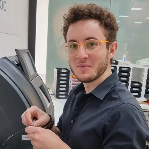 Arnaud, opticien diplômé et responsable du magasin