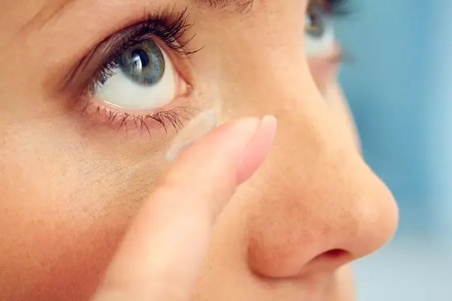 Femme en train de mettre une lentille de contact pour corriger sa vision