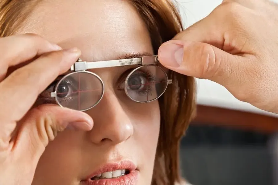 Prise de mesures pour fabriquer des lunettes progressives adaptées à la vision du patient