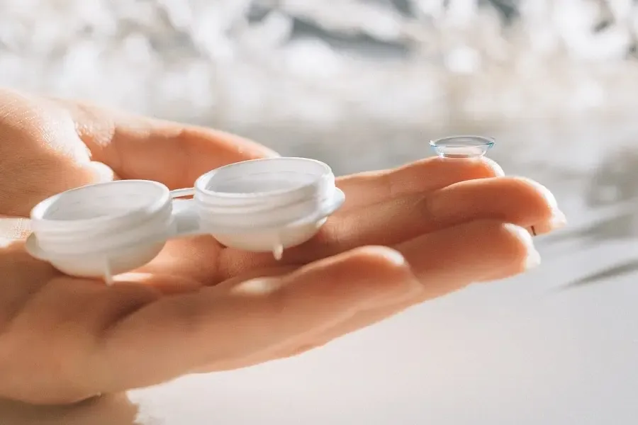 Lentilles de contact dans leur blister, illustration du stockage et de l’hygiène des lentilles