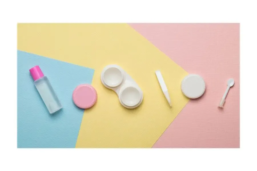 Accessoires pour la manipulation des lentilles de contact, incluant étui, solution et outils d’entretien