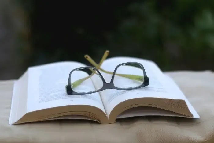 Paire de lunettes de vue posée sur un livre, illustration de lecture et de confort visuel