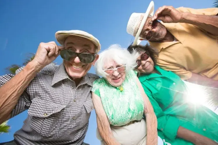 Groupe de personnes âgées après une opération de la cataracte portant des lunettes de soleil pour protéger leurs yeux