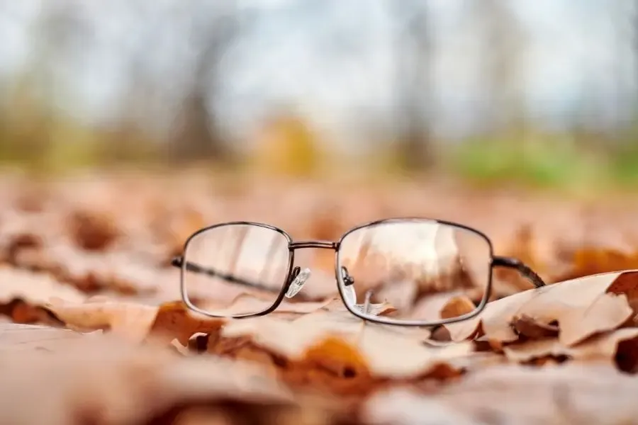 Paire de lunettes perdue, illustrant la perte ou l’oubli de ses lunettes de vue