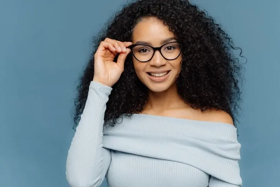 Femme portant des lunettes à verres progressifs, illustrant le confort visuel à toutes distances