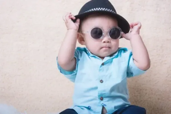 Bébé portant des lunettes de soleil pour protéger ses yeux du soleil