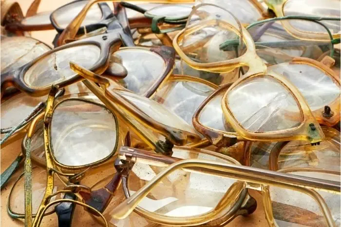 Anciennes montures de lunettes illustrant les options pour recycler ou réutiliser ses anciennes lunettes