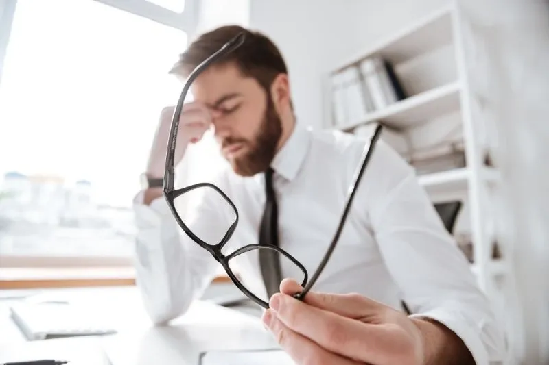 Maux de tête chez un homme dus à une correction visuelle qui ne convient plus
