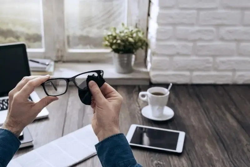 Nettoyage de lunettes de vue pour une meilleure visibilité et entretien