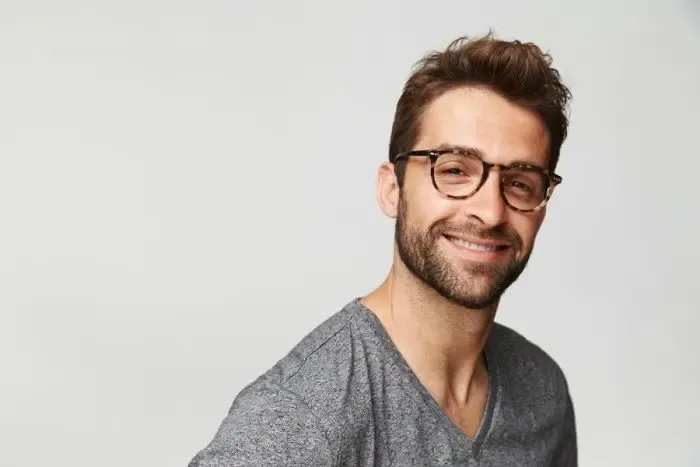 Homme portant des lunettes de repos pour réduire la fatigue visuelle et améliorer le confort de lecture