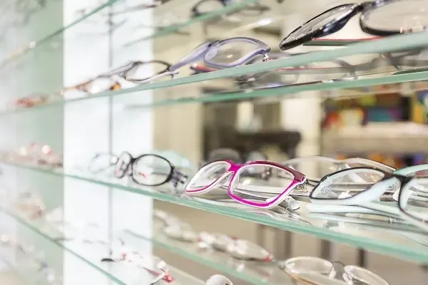 Sélection de montures de lunettes présentées en facing pour les clients