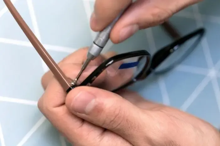 Monture de lunettes en cours de remise en état pour réparation
