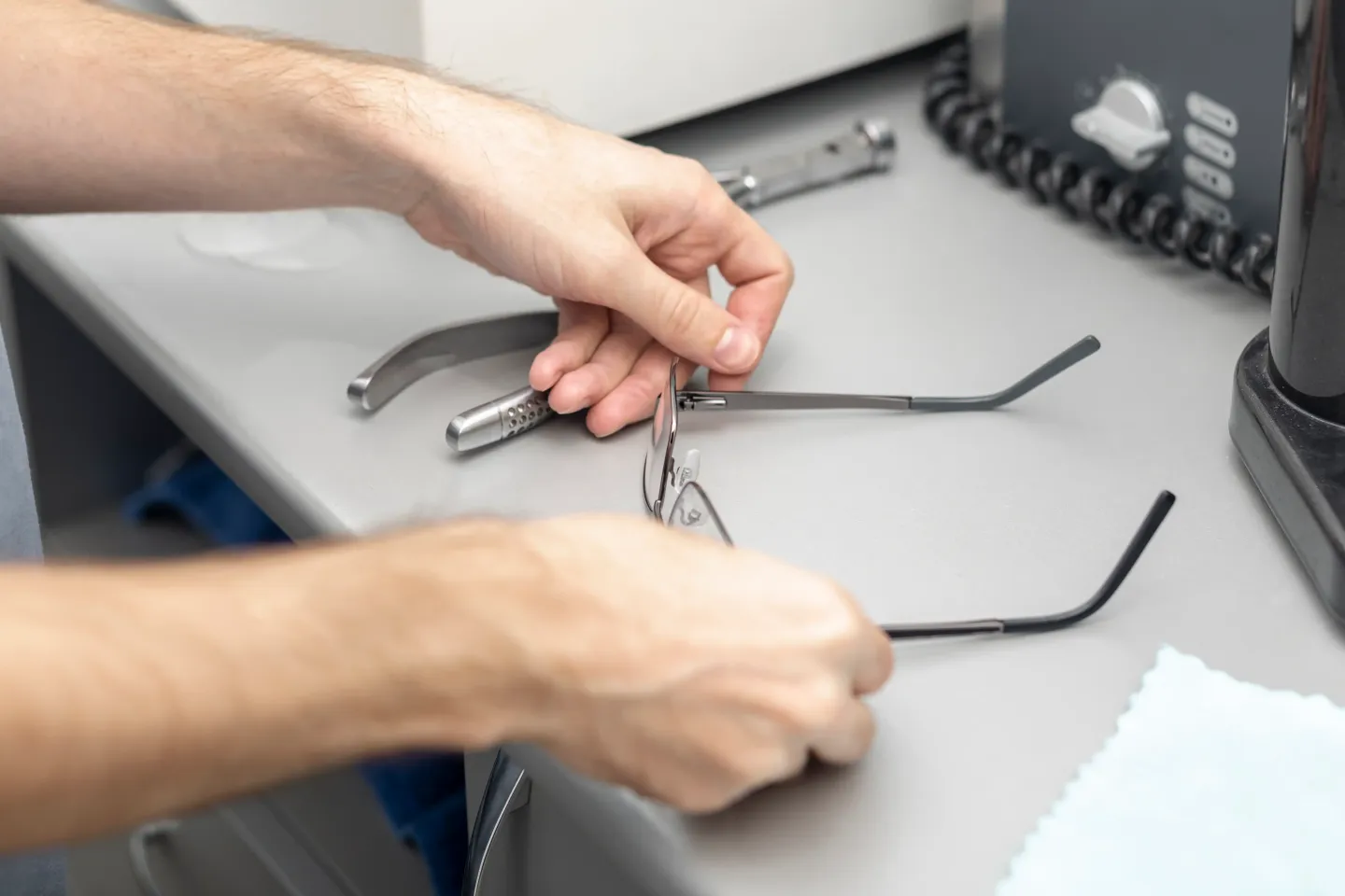 un_opticien_réalise_le_montage_des_verres_correcteurs