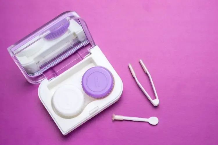 Équipements et accessoires indispensables pour la manipulation des lentilles de contact