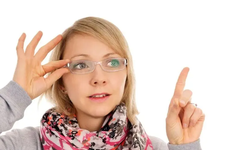 Femme se demandant si elle doit renouveler ses lunettes pour bénéficier d’une meilleure vision et d’un confort optimal