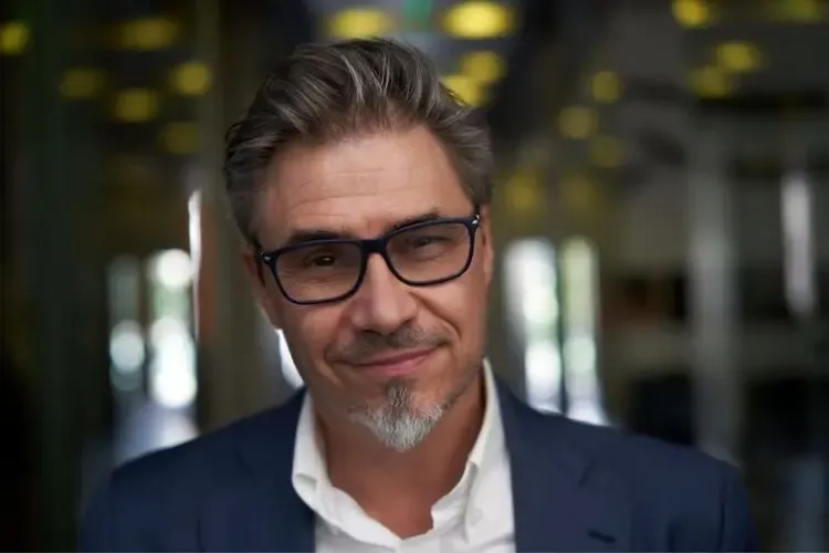 Homme portant des lunettes avec branches pour une correction visuelle confortable et un usage quotidien