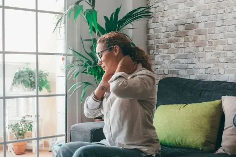 Femme souffrant de douleurs cervicales à cause de lunettes mal adaptées et inconfortables
