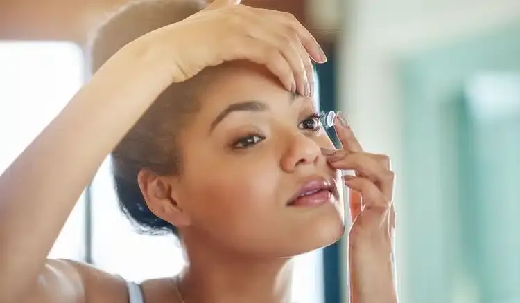 Femme mettant une lentille de contact sur son œil pour corriger sa vision