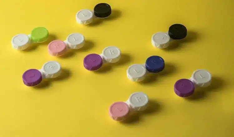 Plusieurs blisters de lentilles de contact pour correction visuelle