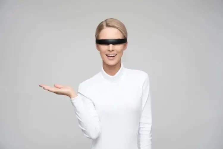 Femme portant des lunettes futuristes au design moderne et technologique