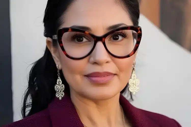 Femme portant des lunettes de forme papillon, élégantes et tendance