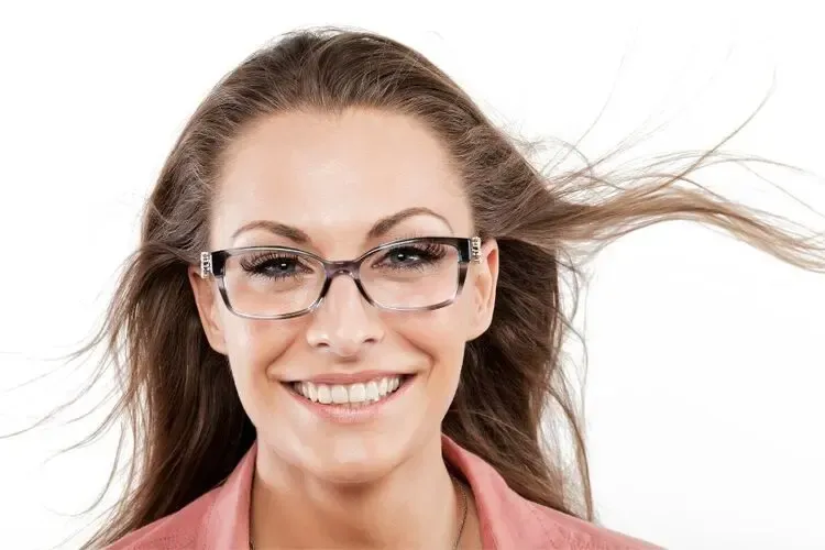 Femme portant des lunettes choisies pour paraître plus jeune et améliorer son style