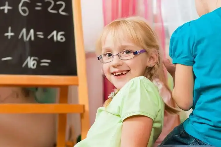 Petite fille myope portant des lunettes pour corriger sa vision et mieux voir de loin