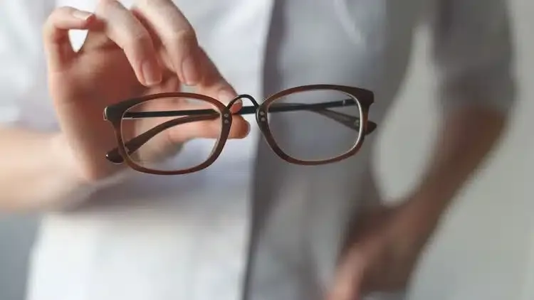 Monture de lunettes adaptée pour hypermétrope avec verres correcteurs