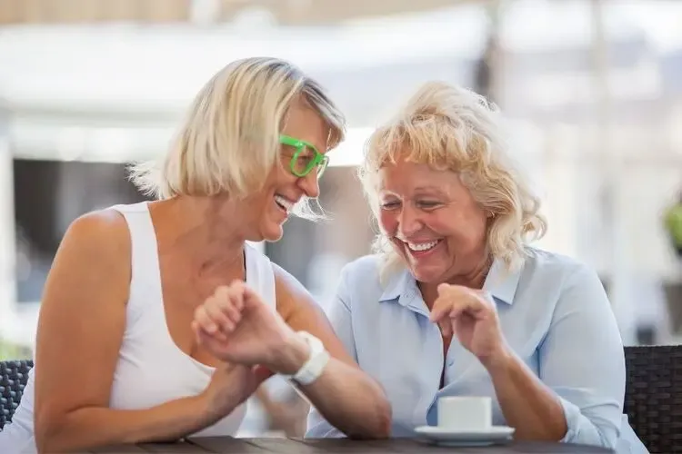Femmes âgées choisissant des lunettes pour paraître plus jeunes et sublimer leur style