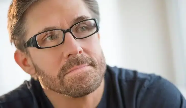 Homme portant des lunettes à verres progressifs pour corriger la vision de près et de loin
