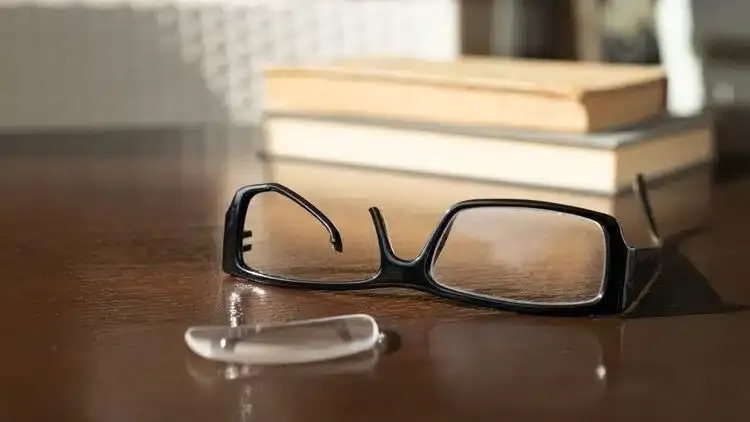 Paire de lunettes cassée avec monture endommagée