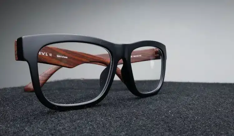 Paire de lunettes avec des verres neufs remplacés après avoir été rayésPaire de lunettes avec des verres neufs remplacés après avoir été rayés