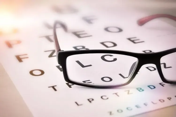 Paire de lunettes neuve prête à être portée pour une vision claire et confortable