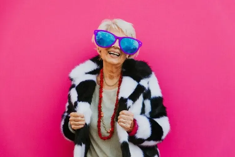 Femme âgée amusante et déguisée, affichant un look fun sans avoir besoin de lunettes
