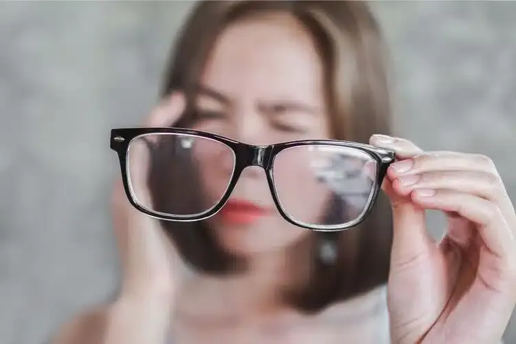 Femme hypermétrope portant des lunettes pour corriger sa vision de près