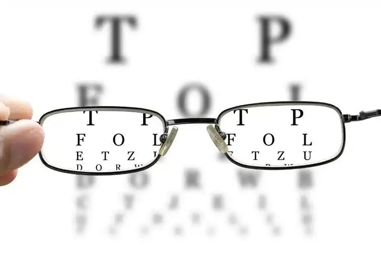 Vision nette d’un test de vue observé à travers des lunettes correctrices