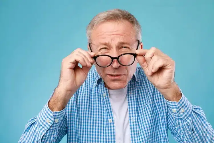 Homme portant des lunettes vivant avec un glaucome et bénéficiant d’une correction visuelle adaptée