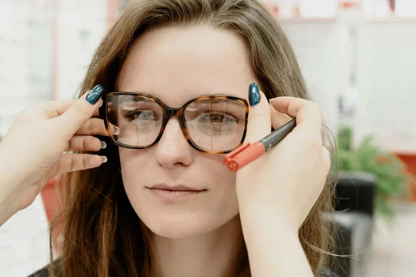 ajustage et centrage des verres correcteurs, précision optimale avec la dernière technologie essilor expert 5