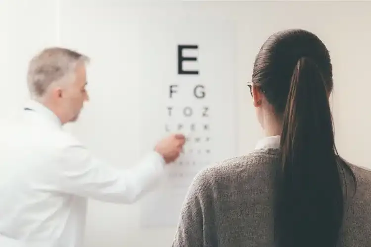 Bilan orthoptique réalisé sur un adulte pour évaluer la vision et la motricité oculaire