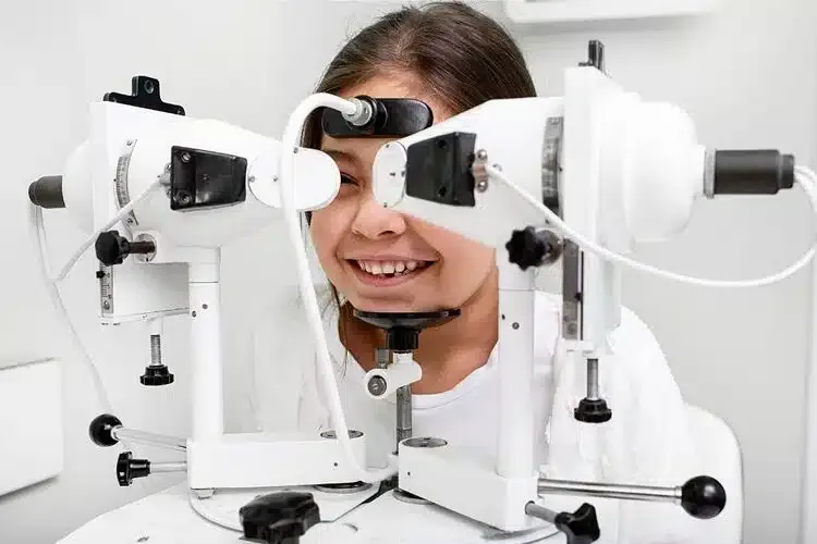 Bilan orthoptique réalisé sur une enfant pour évaluer sa vision et la motricité de ses yeux