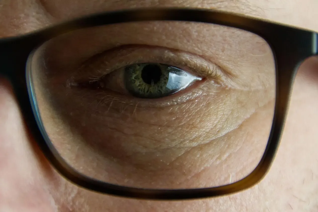 le magasin réalise un contrôle complet de la paire de lunettes_alignement_stabilité_tenue générale
