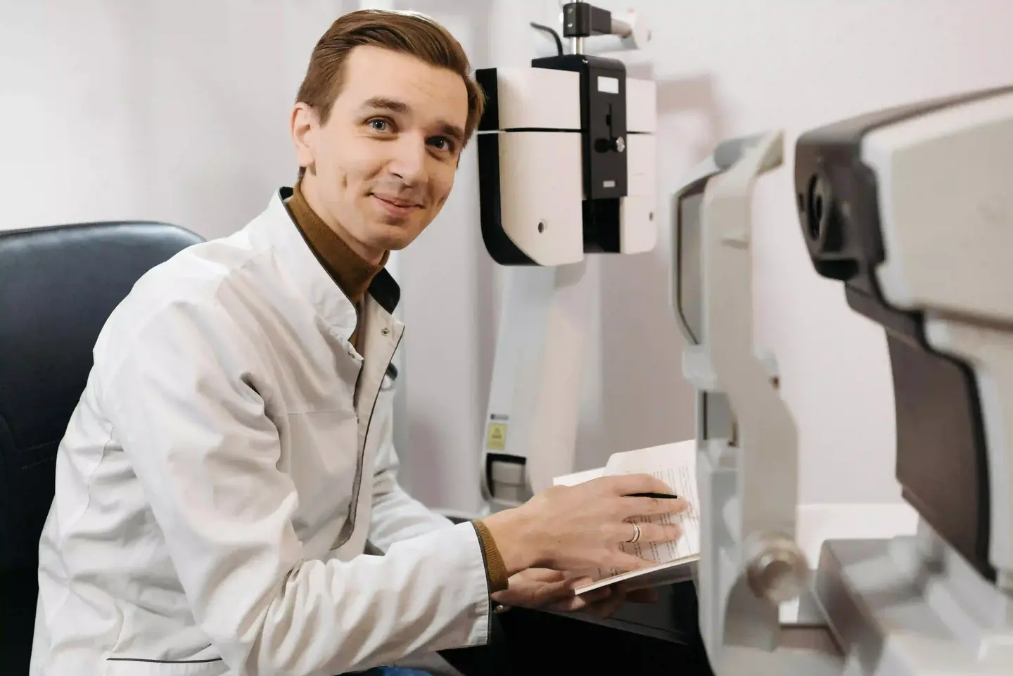 examen de vue réalisé par un ophtalmologiste