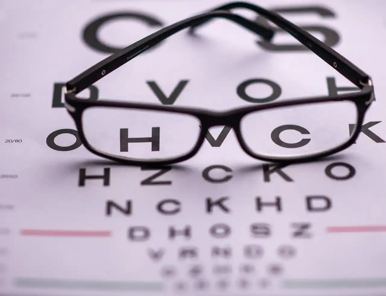 lunettes_posées_sur_lettres_optotypes_bilan_visuel_à_domicile