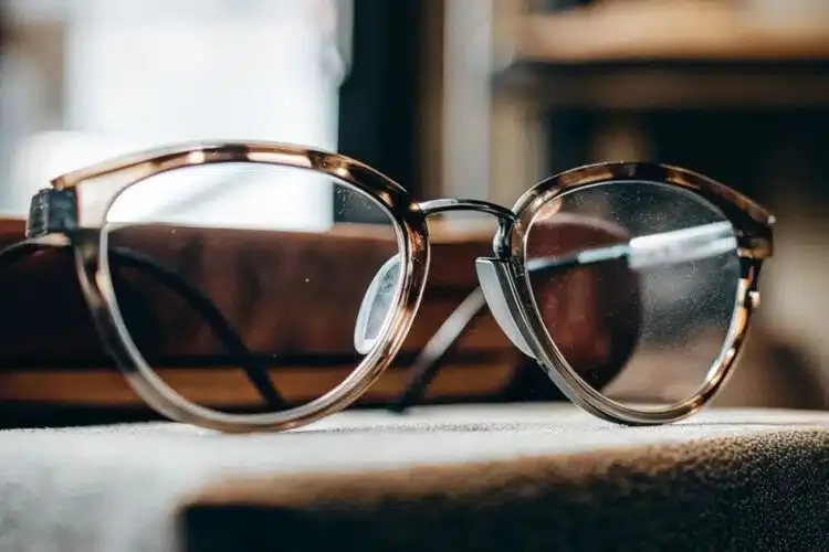 Paire de lunettes équipée de verres anti-reflets pour réduire les reflets et améliorer le confort visuel