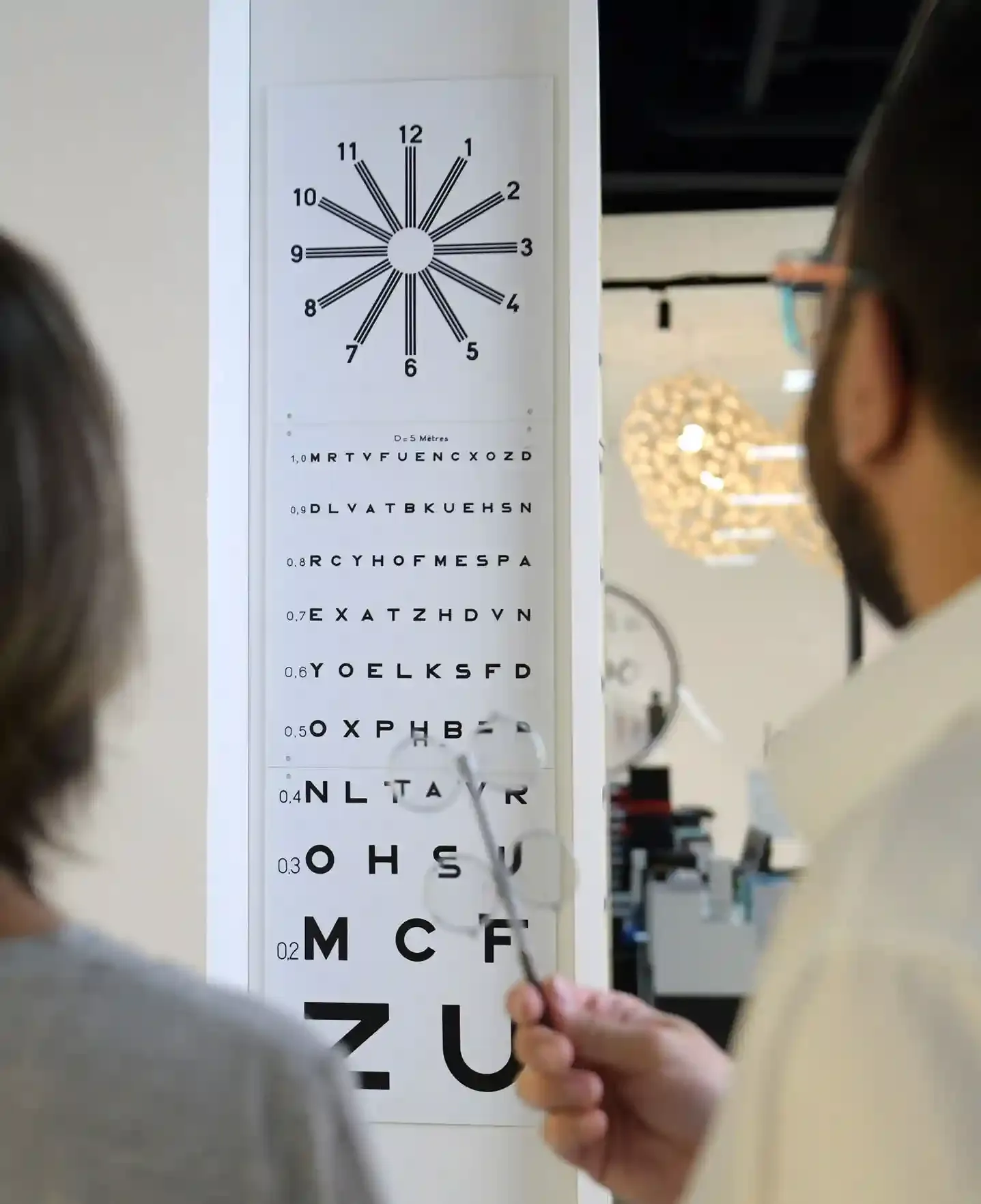 examen de vue réalisé par un opticien au pian médoc