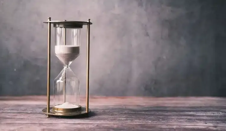 Sablier illustrant le passage du temps apres operation de la cataracte