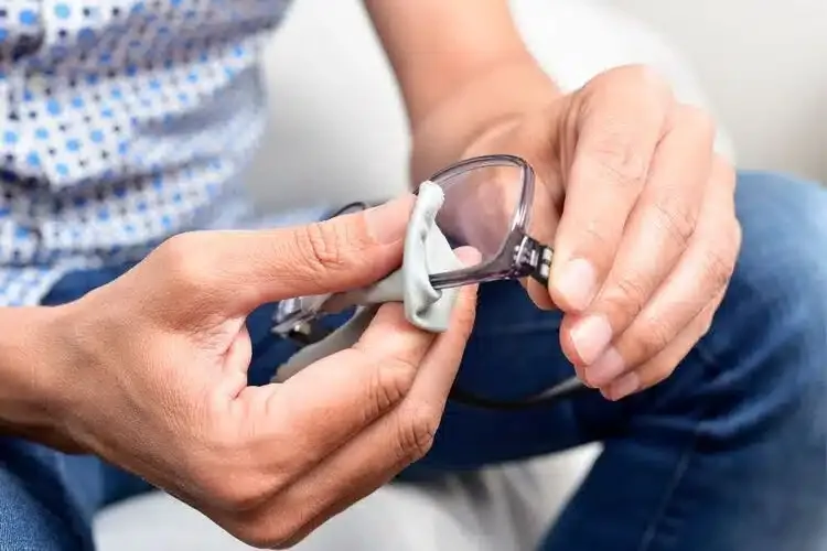 Nettoyage de lunettes avec verres anti-reflets pour éliminer poussière et traces